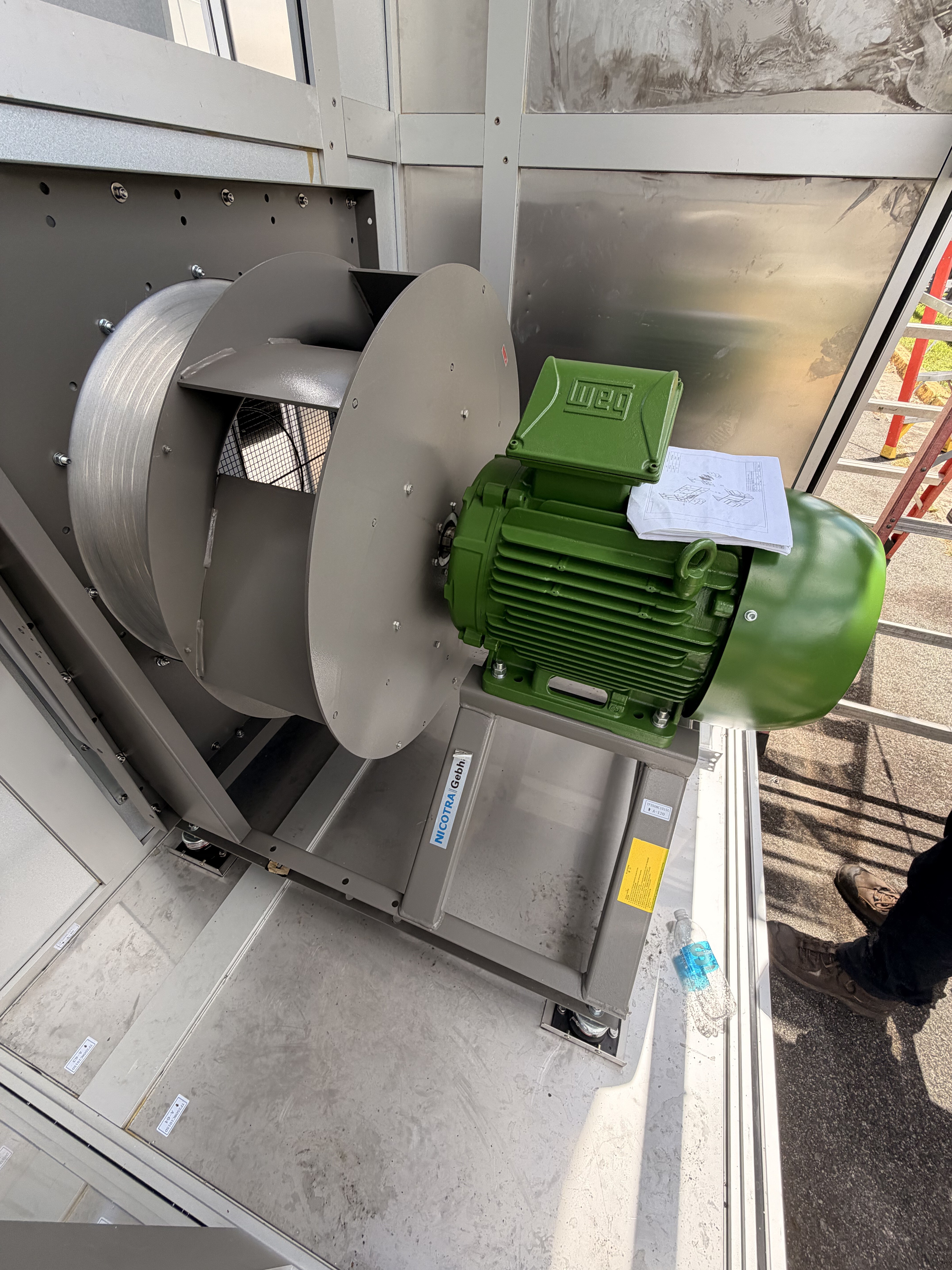 Blower and motor assembly integrated inside an energy recovery unit